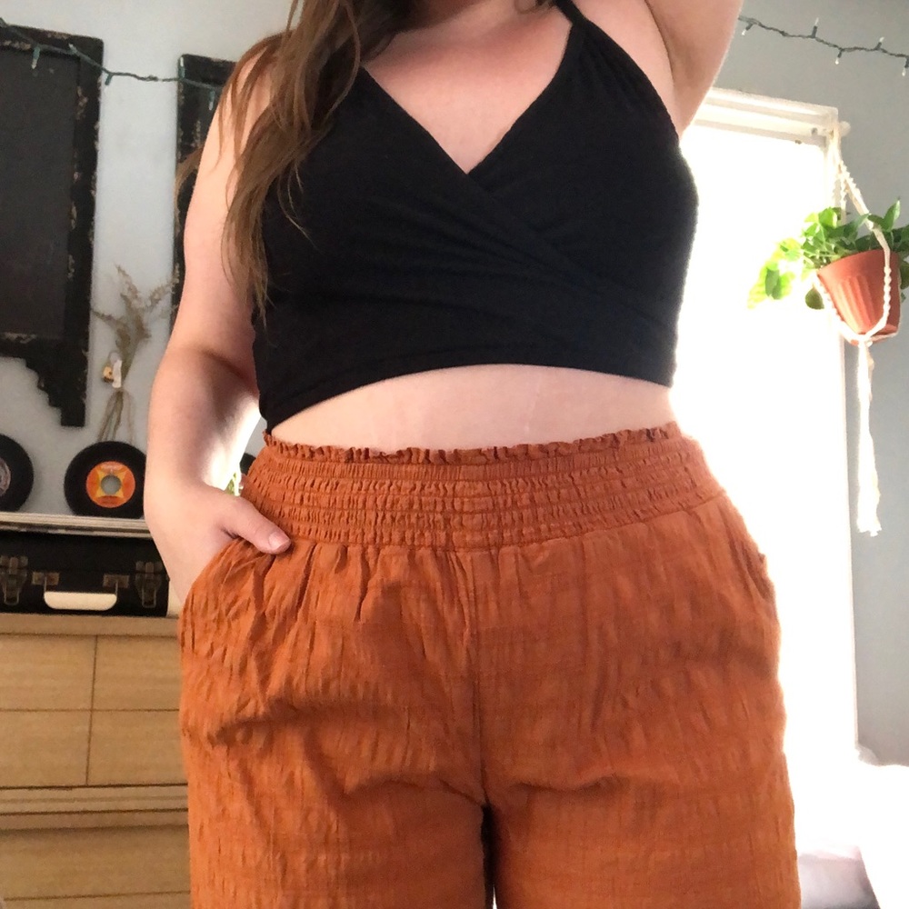 Black cropped v-neck tank top